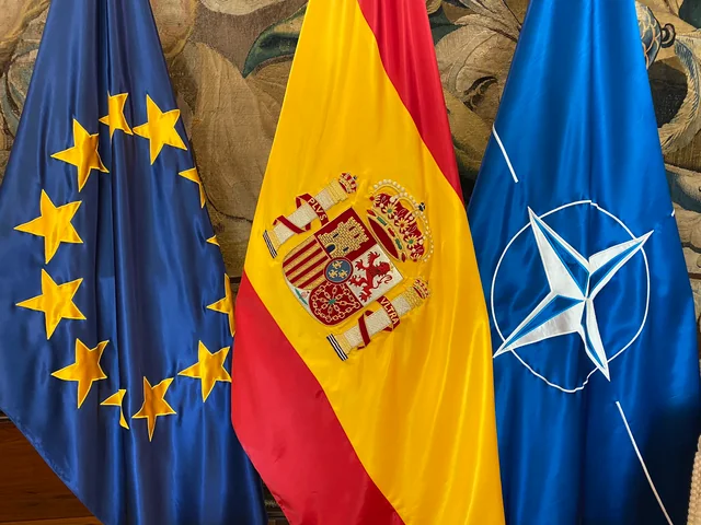 Banderas de la Unión Europea, España y OTAN